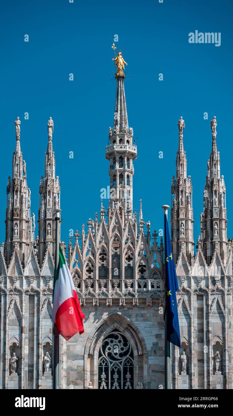 Vue sur la cathédrale de Milan et la place. Duomo di Milano. Vue d'ensemble de la façade de la cathédrale en marbre blanc. Contreforts, pinacles. Italie Banque D'Images