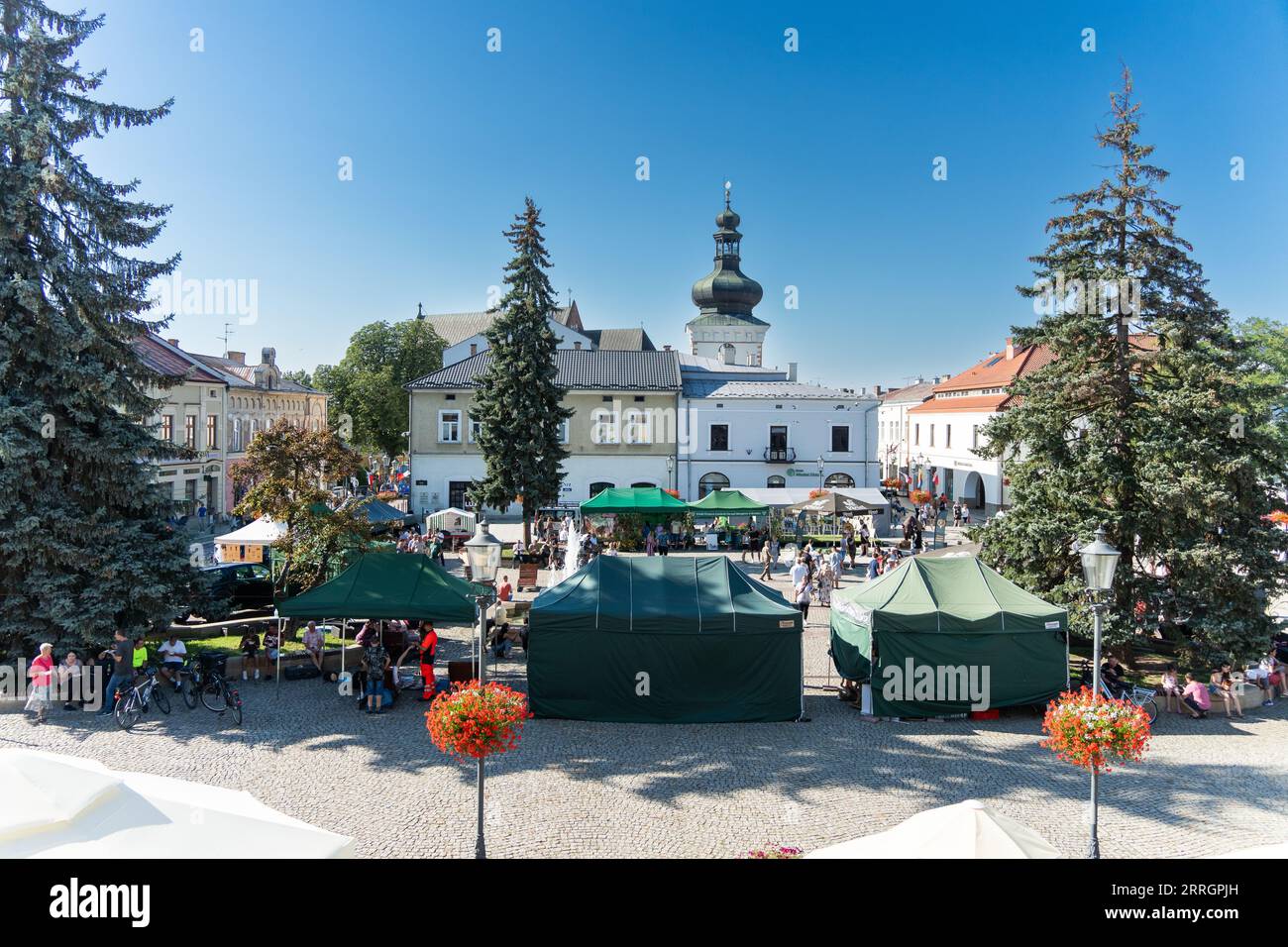 Krosno, Pologne - 09.14.2023 : place du marché (la vieille ville) à Krosno, vue sur la fontaine papale, fête du chasseur Banque D'Images