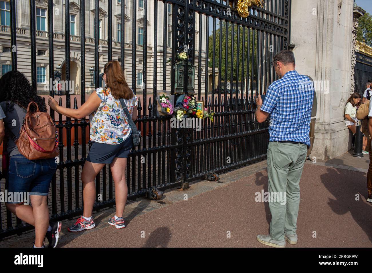 Londres, royaume-uni, 8 septembre 2023 fleurs et une photo et des notes laissées sur les portes du palais de Buckingham pour le premier anniversaire du décès de la défunte reine Elizabeth II Richard Lincoln/Alamy Live News Banque D'Images