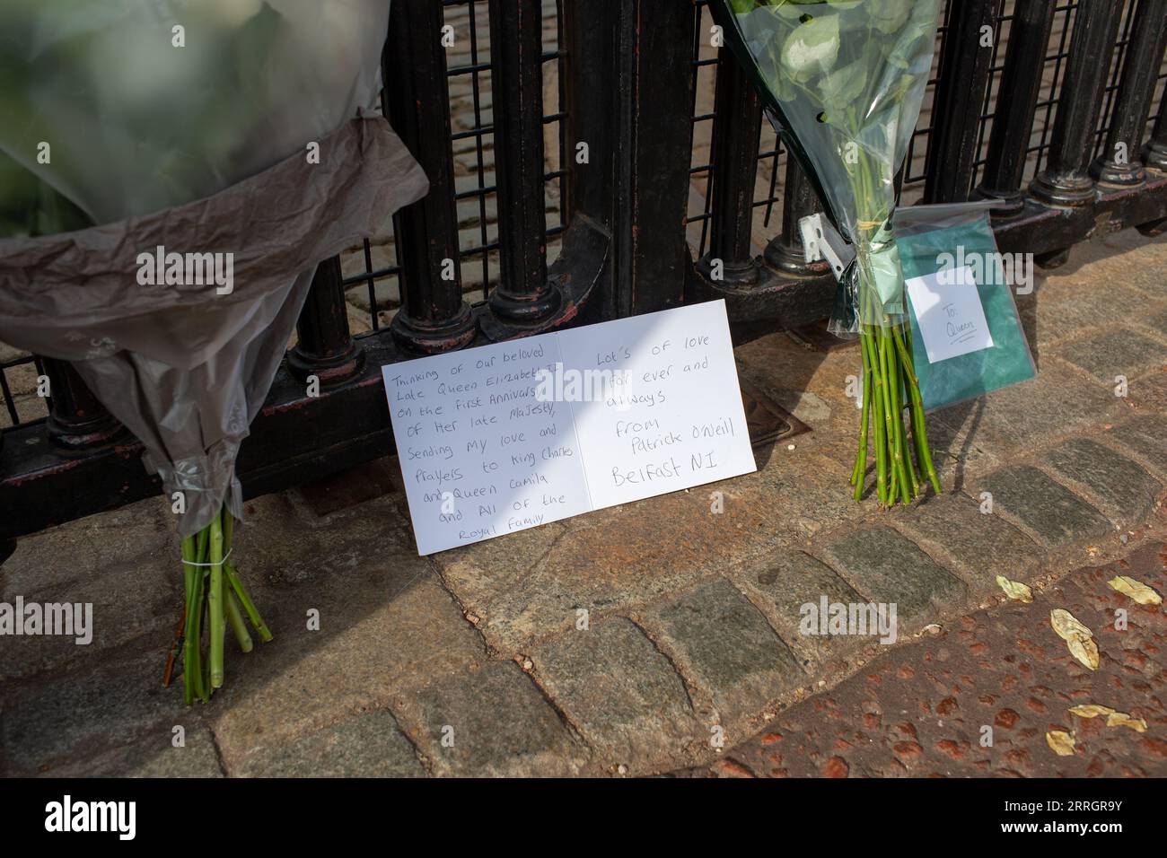 Londres, royaume-uni, 8 septembre 2023 fleurs et une photo et des notes laissées sur les portes du palais de Buckingham pour le premier anniversaire du décès de la défunte reine Elizabeth II Richard Lincoln/Alamy Live News Banque D'Images