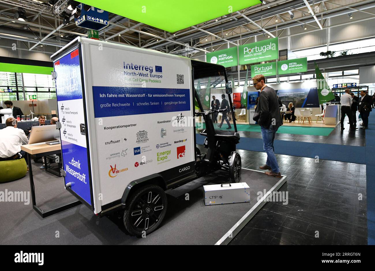 220531 -- HANOVRE, le 31 mai 2022 -- Un visiteur regarde un camion à hydrogène lors de la Foire de Hanovre à Hanovre, en Allemagne, le 30 mai 2022. Après un intervalle de deux ans, Hannover Messe a repris ses événements hors ligne cette année avec la transformation industrielle comme thème principal, qui se concentre sur la numérisation et la durabilité. ALLEMAGNE-HANOVRE-SALON INDUSTRIEL RenxPengfei PUBLICATIONxNOTxINxCHN Banque D'Images