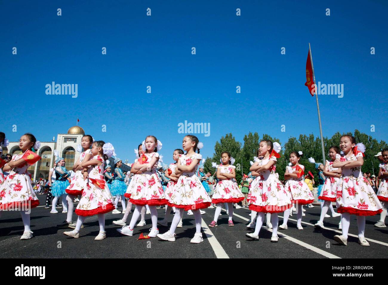 220601 -- BICHKEK, le 1 juin 2022 -- des enfants se produisent lors d'un festival d'art populaire à Bichkek, au Kirghizistan, le 1 juin 2022, jour de la Journée internationale des enfants. Un festival international de folklore pour enfants a eu lieu ici mercredi avec plus de 4 000 enfants participant à l'activité. Photo par /Xinhua KIRGHIZISTAN-BICHKEK-INT L ENFANTS S DAY-ART FESTIVAL Roman PUBLICATIONxNOTxINxCHN Banque D'Images