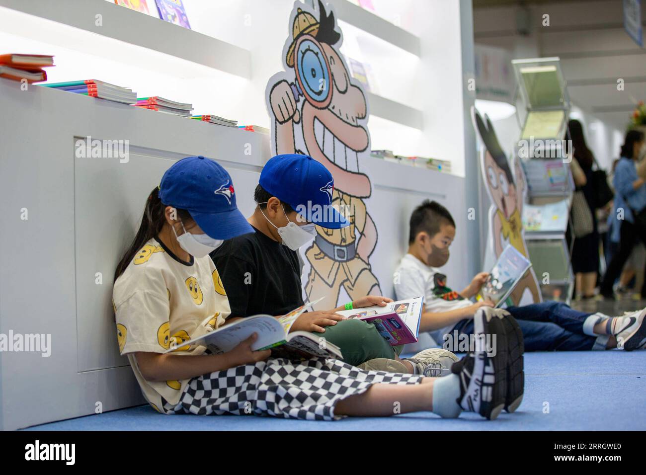 220601 -- SÉOUL, le 1 juin 2022 -- des enfants lisent des livres à la Foire internationale du livre de Séoul, Corée du Sud, le 1 juin 2022. Lancée en 1954, la Foire internationale du livre de Séoul est le plus grand festival du livre du pays depuis près de 70 ans. La foire du livre a débuté mercredi et durera jusqu'au 5 juin. CORÉE DU SUD-SÉOUL-SALON INTERNATIONAL DU LIVRE WANGXYILIANG PUBLICATIONXNOTXINXCHN Banque D'Images