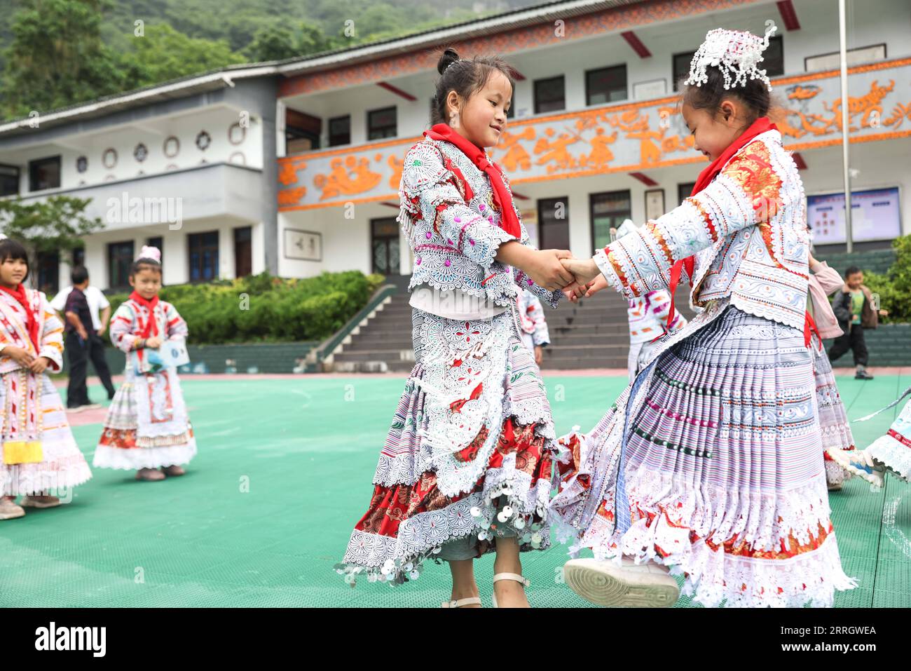 220601 -- GUIZHOU, le 1 juin 2022 -- Yang Yameng 2e R danse avec son camarade de classe Yang Guoyu dans une école primaire du village de Huawu, dans le canton de Xinren Miao, ville de Qianxi, province du Guizhou au sud-ouest de la Chine, le 1 juin 2022. Yang Yameng est un élève vivant dans le village de Huawu, dans la province du Guizhou du sud-ouest de la Chine. Sa ville natale était autrefois un village extrêmement pauvre. Ces dernières années, grâce à un ensemble de politiques de soutien, la pauvreté a été éliminée dans le village en stimulant les industries de culture et d'élevage ainsi que la promotion du tourisme, et les villageois ont déjà accès aux routes, à l'eau supp Banque D'Images