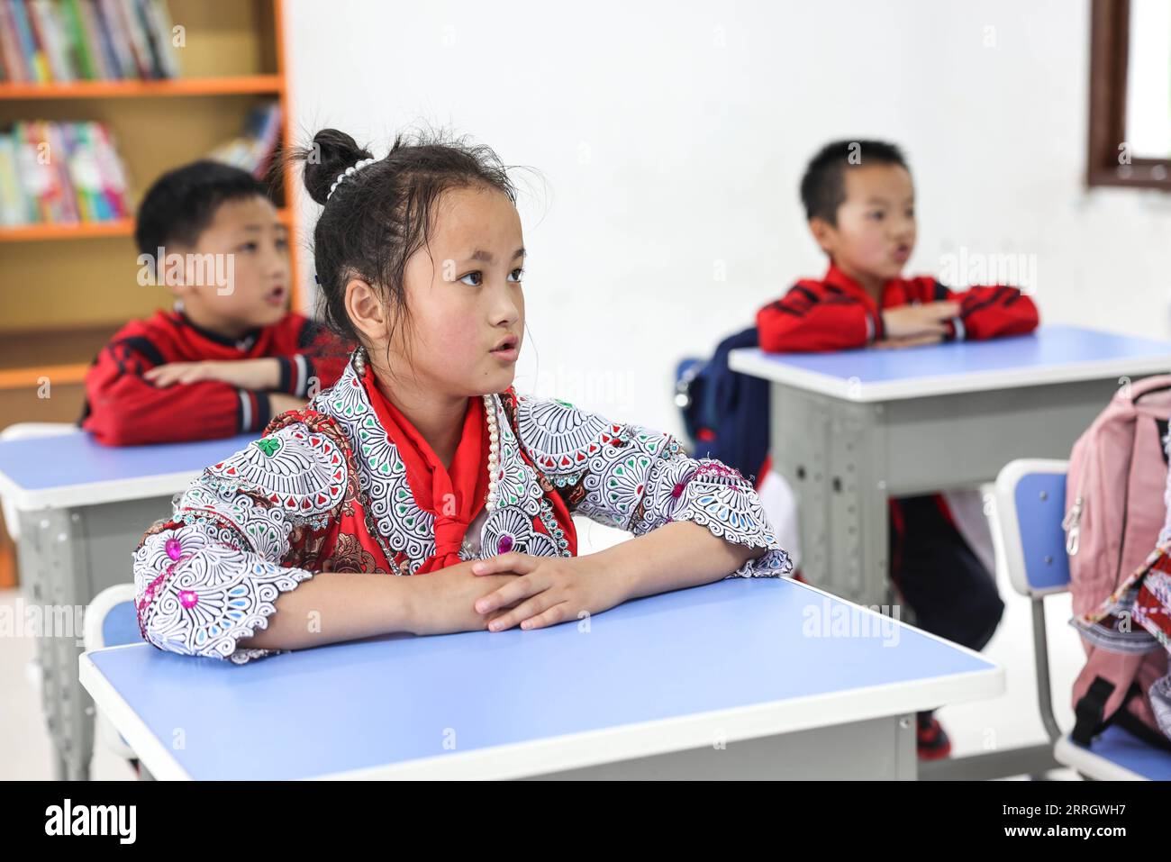 220601 -- GUIZHOU, le 1 juin 2022 -- Yang Yameng assiste à un cours avec ses camarades de classe dans une école primaire du village de Huawu, dans le canton de Xinren Miao, dans la ville de Qianxi, dans le sud-ouest de la province du Guizhou, le 1 juin 2022. Yang Yameng est un élève vivant dans le village de Huawu, dans la province du Guizhou du sud-ouest de la Chine. Sa ville natale était autrefois un village extrêmement pauvre. Ces dernières années, avec un ensemble de politiques de soutien, la pauvreté a été éliminée dans le village en stimulant les industries de culture et d'élevage ainsi que la promotion du tourisme, et les villageois ont déjà accès aux routes, à l'approvisionnement en eau, à l'électricité Banque D'Images