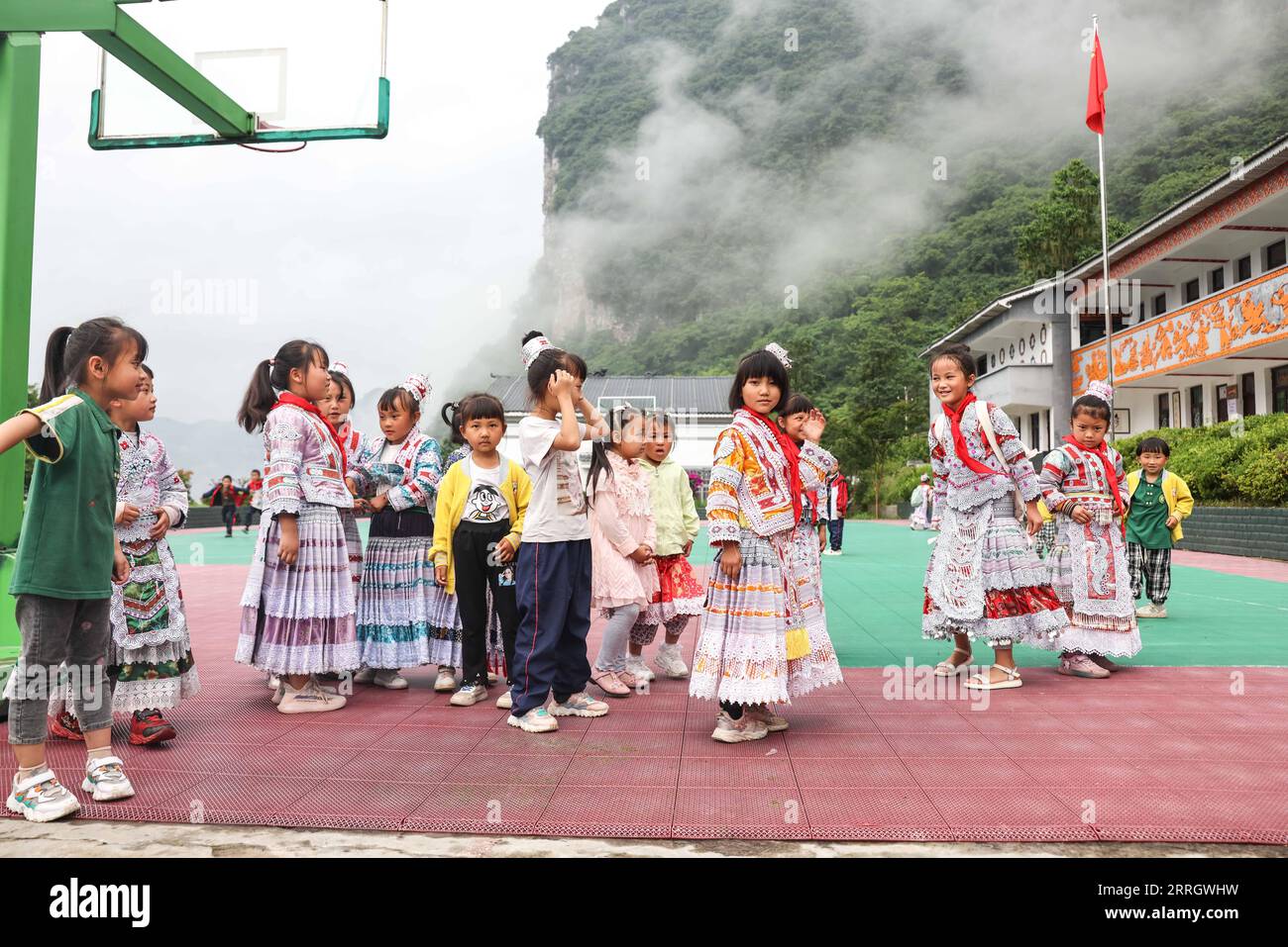 220601 -- GUIZHOU, le 1 juin 2022 -- Yang Yameng 3rd R est vue avec ses camarades de classe dans une école primaire du village de Huawu, dans le canton de Xinren Miao, ville de Qianxi, province du Guizhou au sud-ouest de la Chine, le 1 juin 2022. Yang Yameng est un élève vivant dans le village de Huawu, dans la province du Guizhou du sud-ouest de la Chine. Sa ville natale était autrefois un village extrêmement pauvre. Ces dernières années, grâce à un ensemble de politiques de soutien, la pauvreté a été éliminée dans le village en stimulant les industries de culture et d’élevage ainsi que la promotion du tourisme, et les villageois ont déjà accès aux routes, à l’approvisionnement en eau, aux élus Banque D'Images