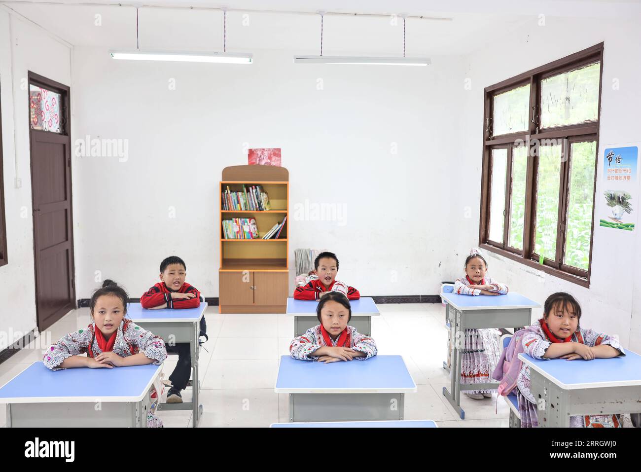 220601 -- GUIZHOU, le 1 juin 2022 -- Yang Yameng 1st L assiste à un cours avec ses camarades de classe dans une école primaire du village de Huawu, dans le canton de Xinren Miao, ville de Qianxi, province du Guizhou, dans le sud-ouest de la Chine, le 1 juin 2022. Yang Yameng est un élève vivant dans le village de Huawu, dans la province du Guizhou du sud-ouest de la Chine. Sa ville natale était autrefois un village extrêmement pauvre. Ces dernières années, grâce à un ensemble de politiques de soutien, la pauvreté a été éliminée dans le village en stimulant les industries de culture et d’élevage ainsi que la promotion du tourisme, et les villageois ont déjà accès aux routes et à l’approvisionnement en eau Banque D'Images