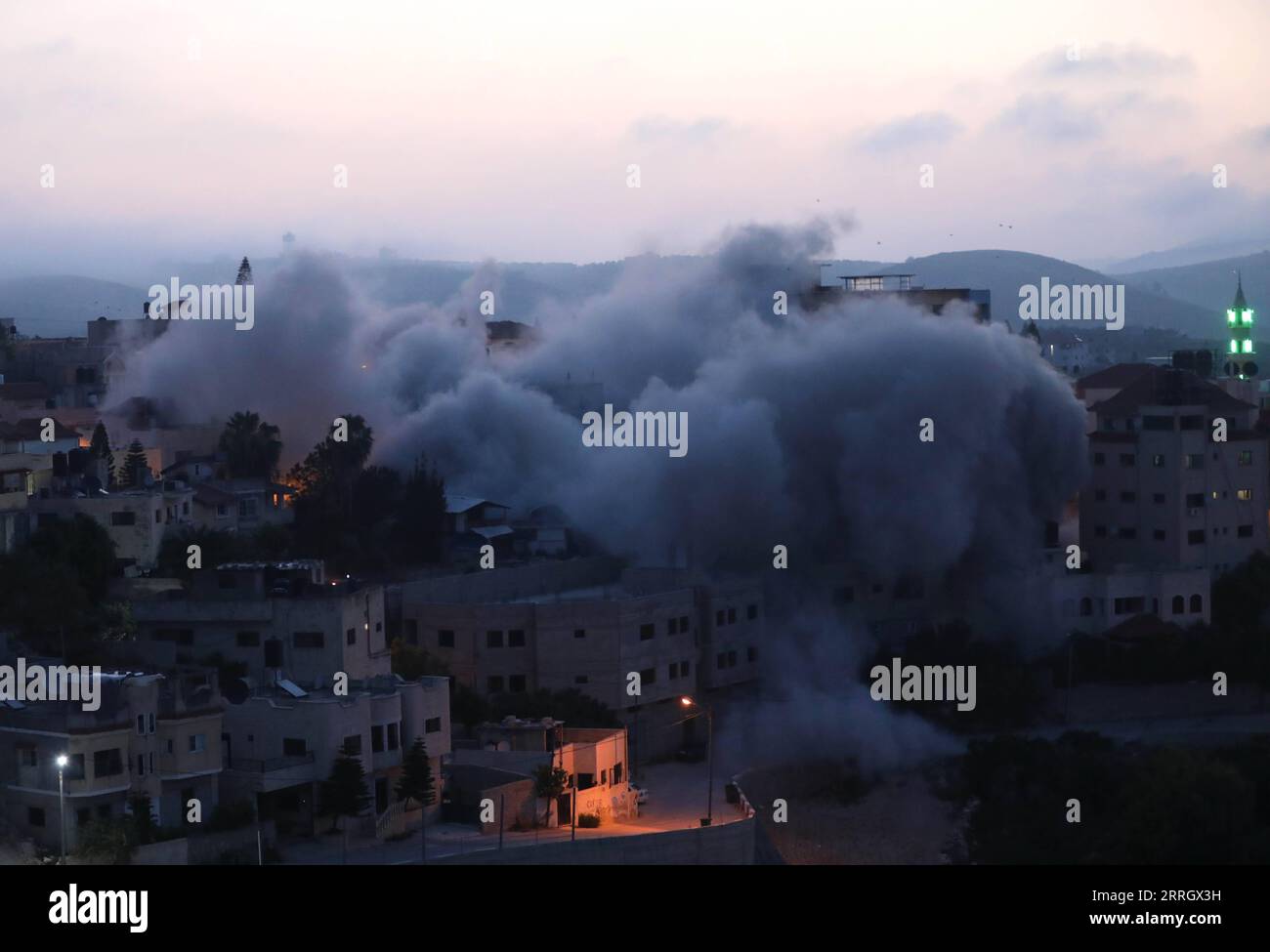 220602 -- JÉNINE, le 2 juin 2022 -- des fumées sont observées après que l'armée israélienne a démoli la maison de Deya a Hamarsheh avec un bulldozer dans le village de ya Bad dans la ville de Jénine en Cisjordanie, le 2 juin 2022. Un jeune homme palestinien a été tué et six ont été blessés mercredi lors d'affrontements avec les soldats israéliens près de la ville de Djénine, au nord de la Cisjordanie, ont déclaré les autorités sanitaires palestiniennes. Des témoins oculaires palestiniens ont déclaré que des affrontements avaient éclaté lorsqu’une force de l’armée israélienne avait pris d’assaut le village avec un bulldozer pour démolir la maison de Deya a Hamarsheh, un palestinien qui avait mené une fusillade à te Banque D'Images