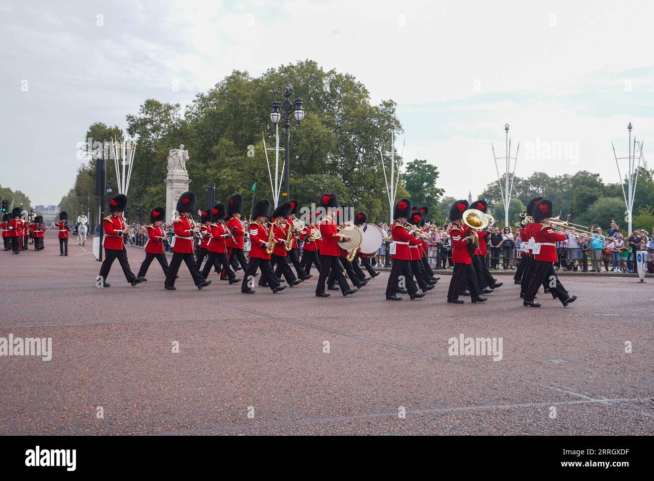 Londres Royaume-Uni. 8 septembre 2023 des membres de la bande de marche des gardes Coldstream de la division des ménages participent à la cérémonie de changement des gardes à l'anniversaire de l'accession du roi Charles III. Le roi Charles III accède au trône après la mort de sa mère, la reine Elizabeth II, décédée à l'âge de 96 ans à Balmoral, en Écosse, le 8 septembre 2022 Credit amer ghazzal/Alamy Live News Banque D'Images