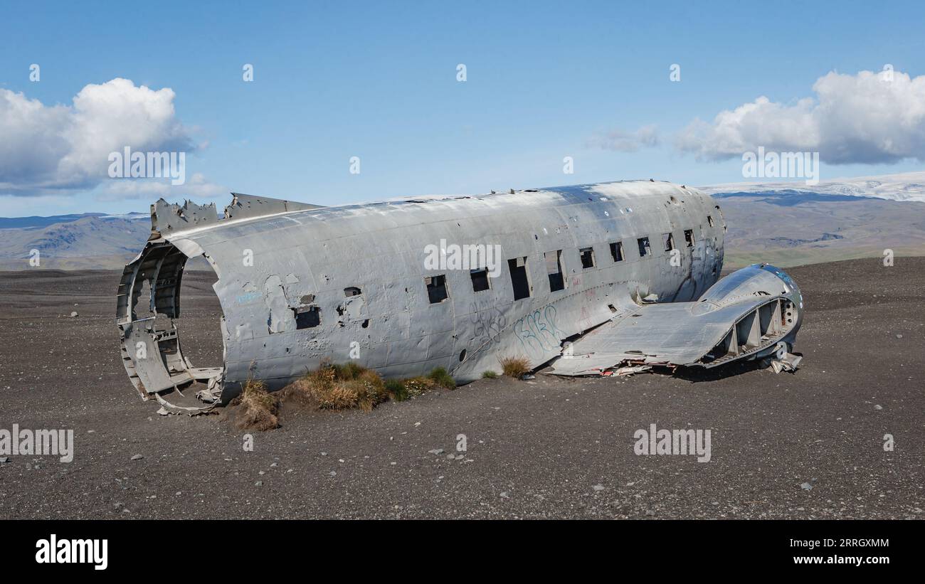 Le C-117D abandonné de 1973 de l'US Navy Sólheimasandur Crash DC plane on Sólheimasandur sur la plage noire dans le sud de l'Islande Banque D'Images