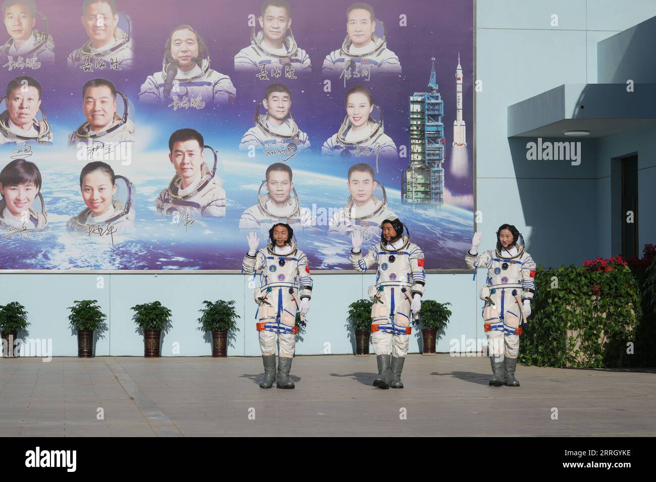 220605 -- JIUQUAN, le 5 juin 2022 -- Une cérémonie de départ pour trois astronautes chinois de la mission spatiale Shenzhou-14 a lieu au Centre de lancement de satellites Jiuquan, dans le nord-ouest de la Chine, le 5 juin 2022. Les astronautes chinois Chen Dong C, Liu Yang R et Cai Xuzhe resteront dans l'espace pendant environ six mois. CHINA-JIUQUAN-SHENZHOU-14-ASTRONAUTES-SEE-OFF CÉRÉMONIE CN LIXGANG PUBLICATIONXNOTXINXCHN Banque D'Images