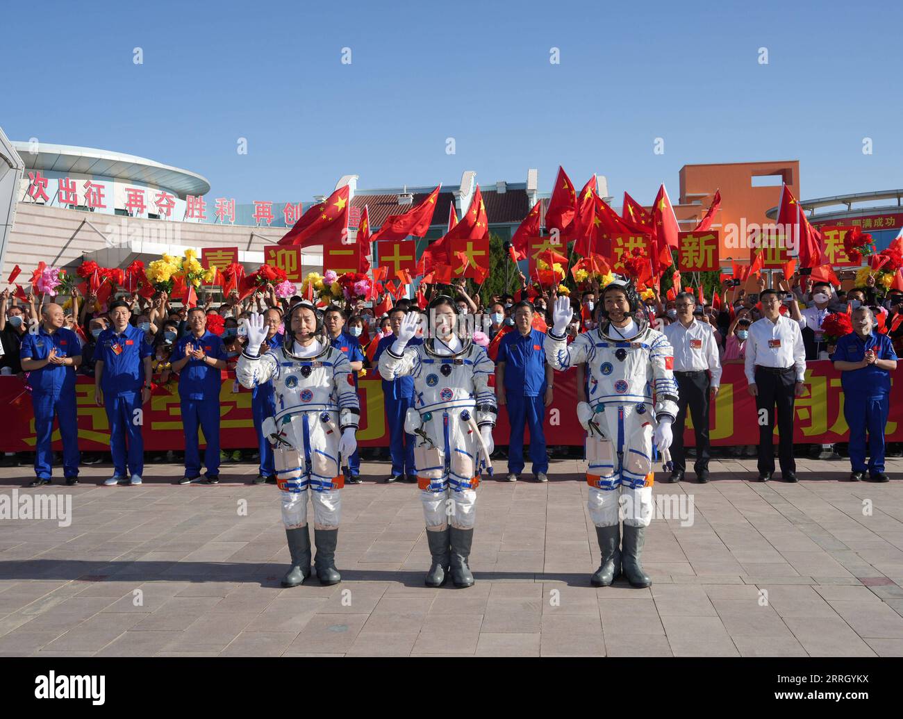 220605 -- JIUQUAN, le 5 juin 2022 -- Une cérémonie de départ pour trois astronautes chinois de la mission spatiale Shenzhou-14 a lieu au Centre de lancement de satellites Jiuquan, dans le nord-ouest de la Chine, le 5 juin 2022. Les astronautes chinois Chen Dong R, Liu Yang C et Cai Xuzhe resteront dans l'espace pendant environ six mois. CHINA-JIUQUAN-SHENZHOU-14-ASTRONAUTES-SEE-OFF CÉRÉMONIE CN LIXGANG PUBLICATIONXNOTXINXCHN Banque D'Images