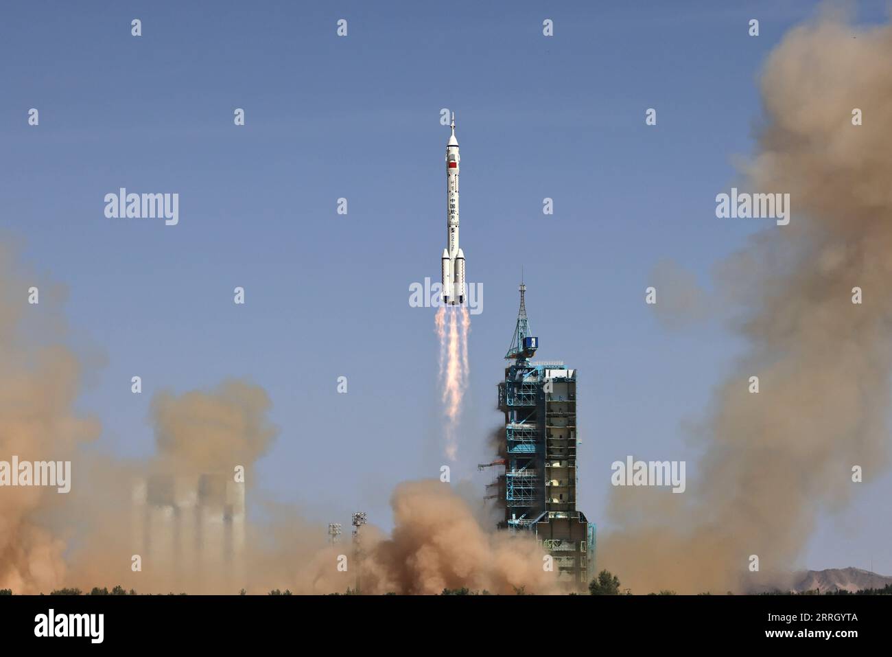 220605 -- JIUQUAN, le 5 juin 2022 -- le vaisseau spatial Shenzhou-14, au sommet d'une fusée long March-2F, est lancé depuis le centre de lancement de satellites Jiuquan dans le nord-ouest de la Chine, le 5 juin 2022. EyesonSci CHINA-SHENZHOU-14-LAUNCH CN LixGang PUBLICATIONxNOTxINxCHN Banque D'Images