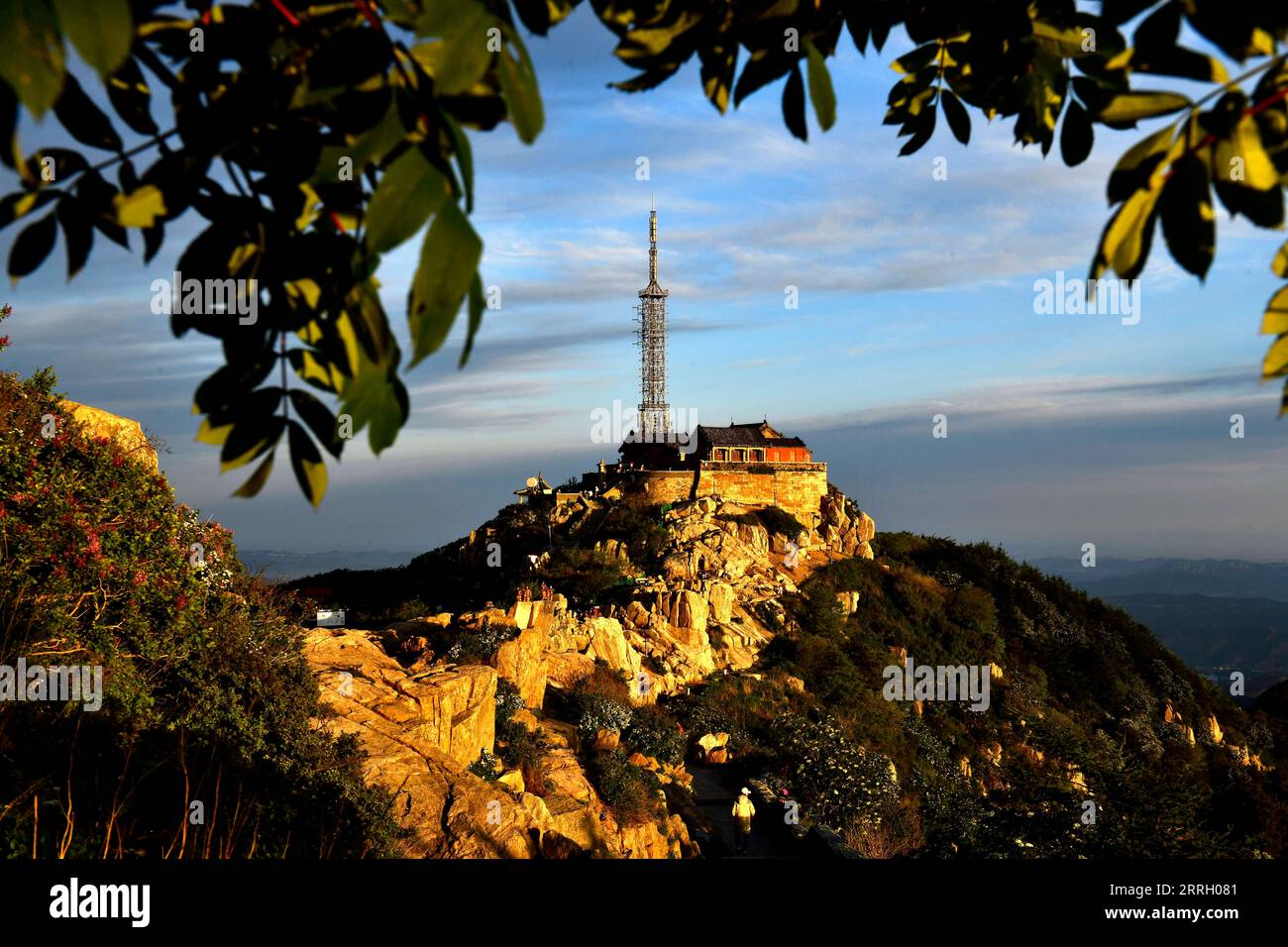 220606 -- JINAN, le 6 juin 2022 -- une photo aérienne prise le 26 mai 2022 montre la magie du mont Taishan dans la province du Shandong de l'est de la Chine. Grand et impressionnant massif rocheux s élevant à plus de 1 500 mètres, où des ponts gracieux, des passerelles ou des pavillons contrastent avec des forêts de pins ou des falaises rocheuses, le mont Taishan est considéré comme l un des plus beaux sites pittoresques de Chine et symbolise les anciennes civilisations et croyances chinoises. Situé dans la province orientale du Shandong, le mont Taishan abrite plus de 18 000 arbres anciens et précieux, ainsi que plus de 300 espèces d'oiseaux sauvages. Comme un célèbre sacr Banque D'Images