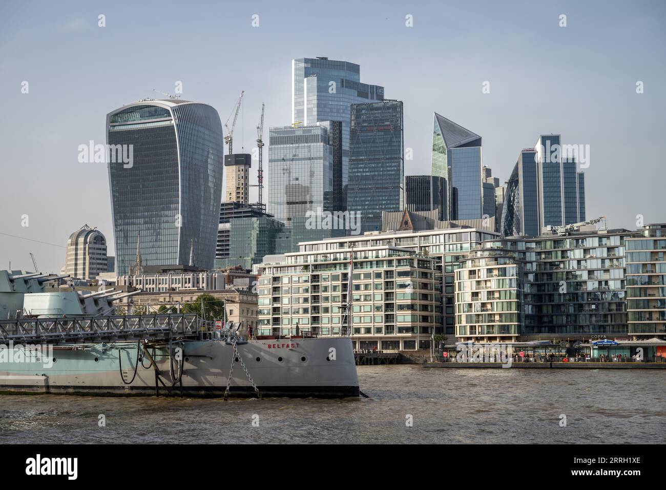 Londres, Royaume-Uni : HMS Belfast, un navire de guerre de la Royal Navy qui a été actif pendant la Seconde Guerre mondiale. Il est maintenant un navire-musée sur la Tamise à Londres. La ville de Lo Banque D'Images