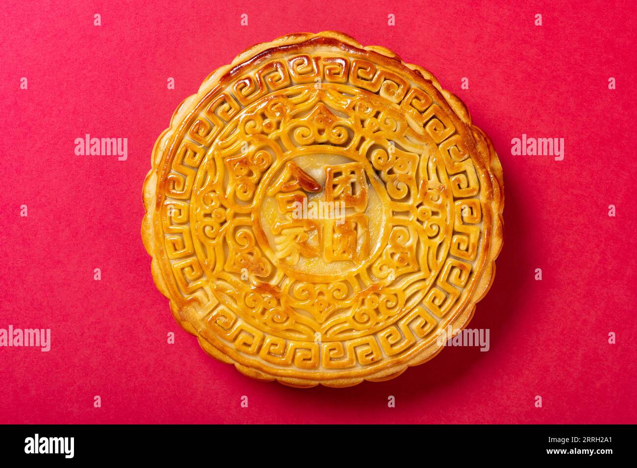 Vue de dessus grande taille de gâteau de lune chinois traditionnel sur la traduction rouge du chinois est réunion de famille Banque D'Images