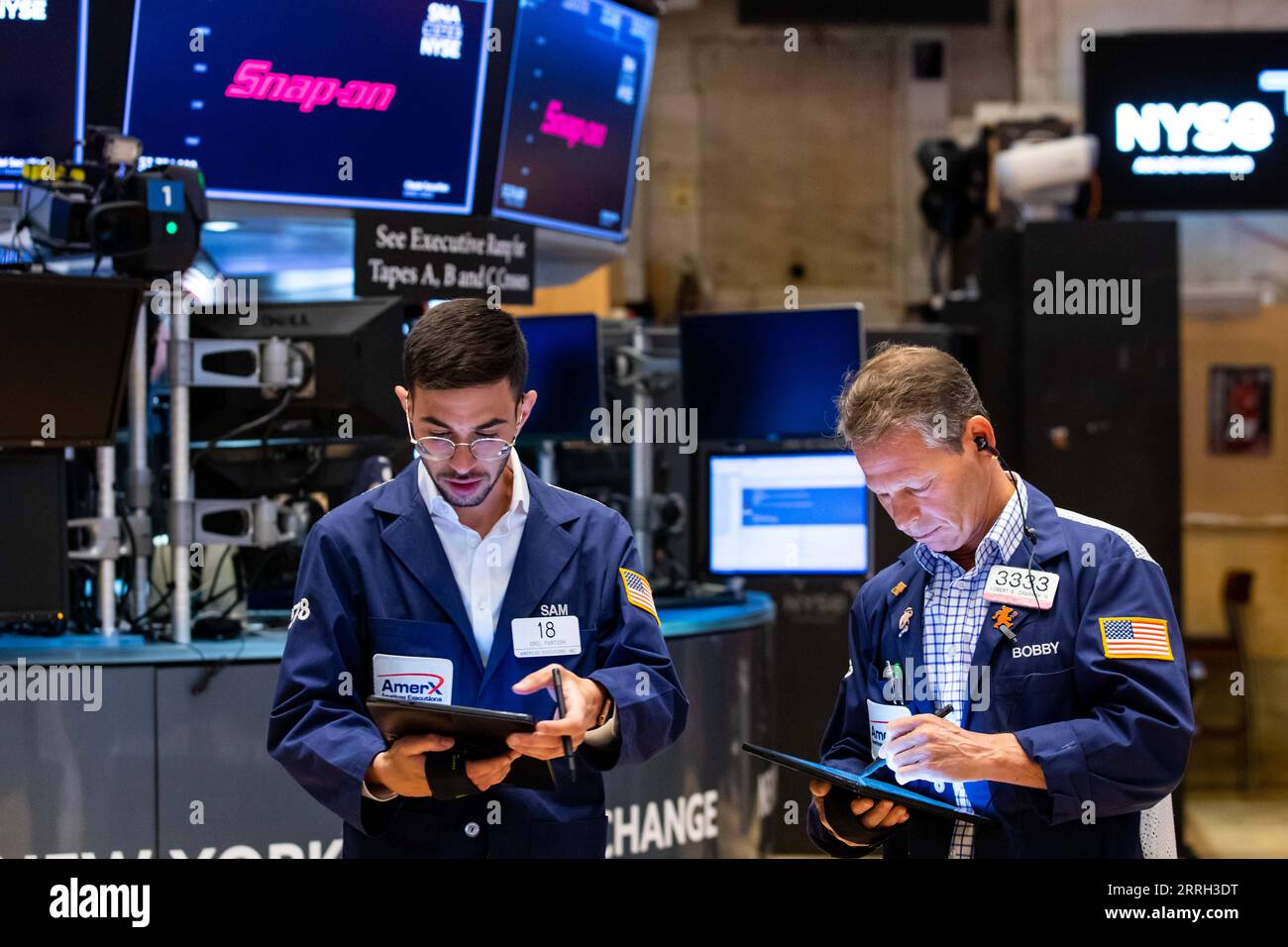 220611 -- NEW YORK-, le 11 juin 2022 -- les commerçants travaillent à la New York stock Exchange NYSE à New York, aux États-Unis, le 10 juin 2022. Les actions américaines ont fortement chuté vendredi alors que les investisseurs se sont inquiétés de la flambée de l'inflation. Le Dow Jones Industrial Average a chuté de 880,00 points, ou 2,73 pour cent, pour atteindre 31 392,79. Le S&P 500 a diminué de 116,96 points, soit 2,91 %, pour atteindre 3 900,86 points. L’indice composite Nasdaq a perdu 414,21 points, soit 3,52 %, pour atteindre 11 340,02. David Nemec/NYSE/document via Xinhua U.S.-NEW YORK-STOCK MARKET-FALL DavidxL.xNemec PUBLICATIONxNOTxINxCHN Banque D'Images