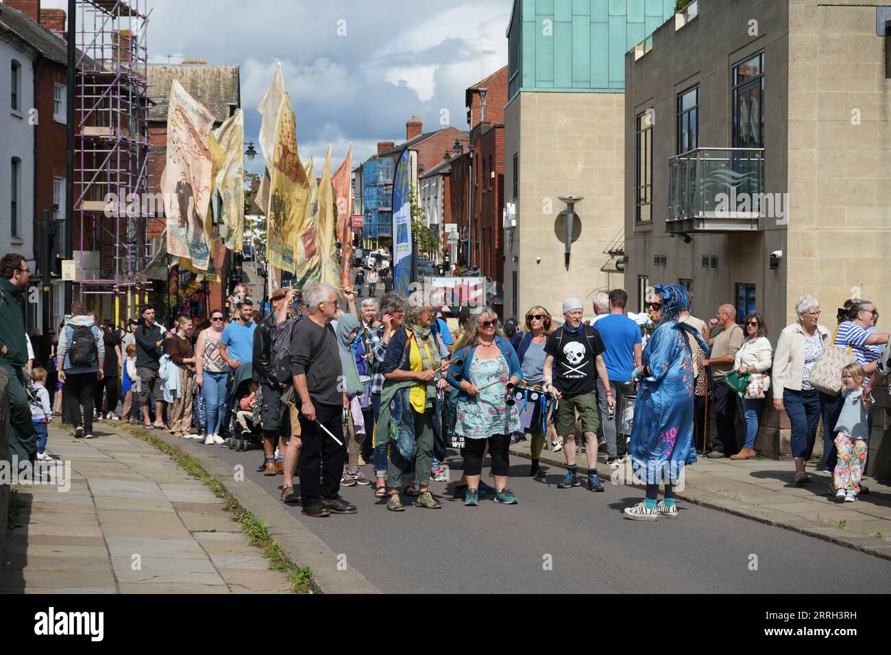 Les gens qui participent à la parade du Carnaval de Hereford Street. Hereford, Royaume-Uni Banque D'Images