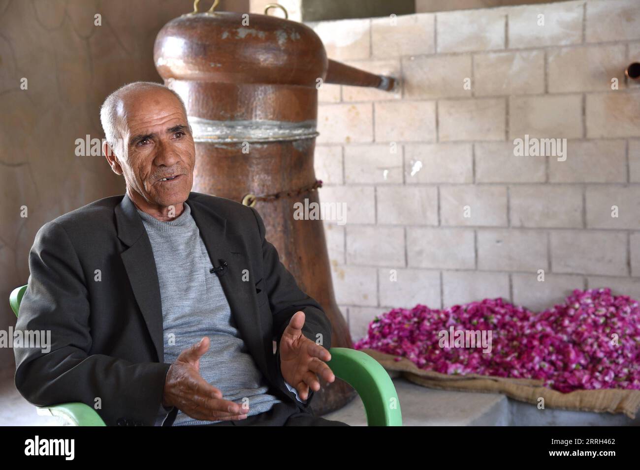 220612 -- DAMAS, le 12 juin 2022 -- Muhammad Jamal Abbas, un fermier de Damascène Rose, s'exprime lors d'une interview avec Xinhua dans la ville d'al-Marah, au nord de Damas, la capitale de la Syrie, le 28 mai 2022. POUR ALLER AVEC : Rose Damascène renommée étranglée par les sanctions américaines photo par /Xinhua SYRIA-DAMASCÈNE-ROSE AmmarxSafarjalani PUBLICATIONxNOTxINxCHN Banque D'Images
