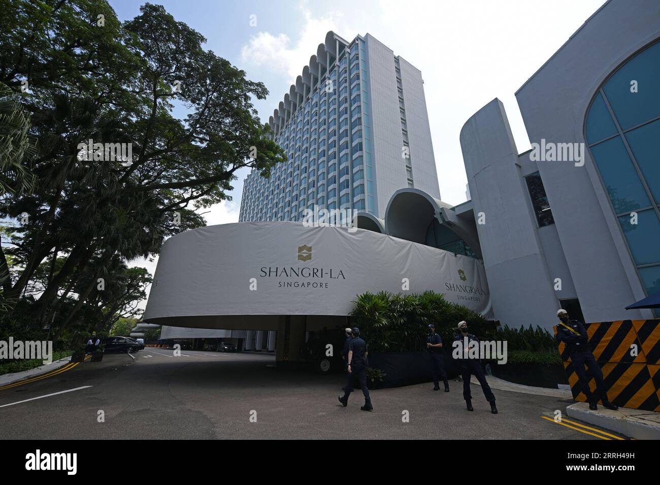 220612 -- SINGAPOUR, le 12 juin 2022 -- les policiers exercent leurs fonctions pour le 19e dialogue Shangri-la à Singapour le 10 juin 2022. POUR ALLER AVEC LES GROS TITRES XINHUA du 12 JUIN 2022 photo par /Xinhua SINGAPORE-SHANGRI-LA DIALOGUE ThenxChihxWey PUBLICATIONxNOTxINxCHN Banque D'Images