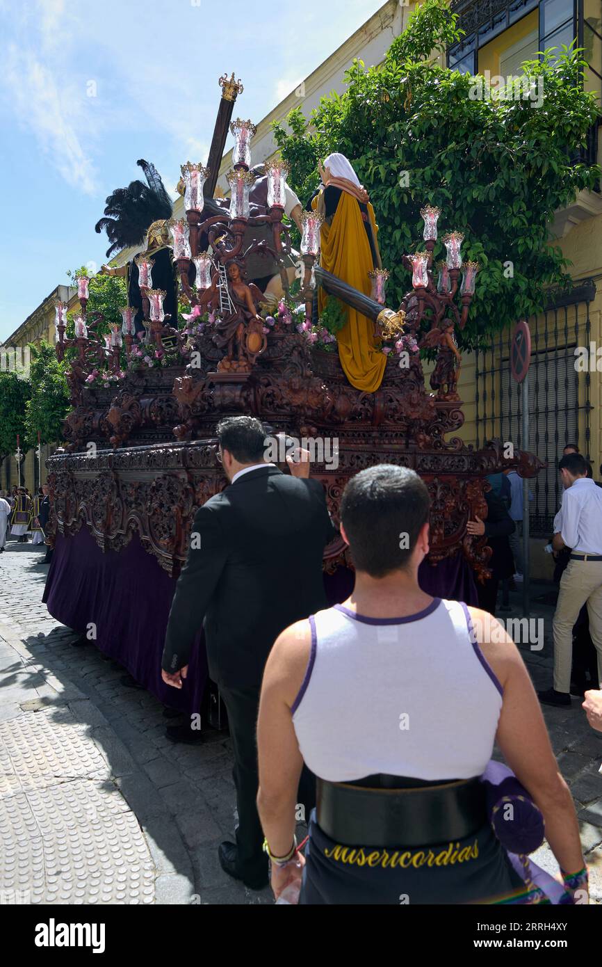 Jerez de la Frontera, Espagne - 8 septembre 2023 : Femme Costalera pendant la semaine Sainte à Jerez de la Frontera en Andalousie, Espagne. Banque D'Images