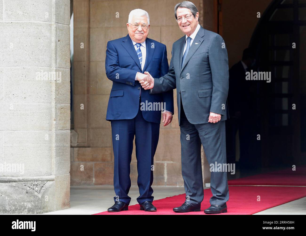 220614 -- NICOSIE, le 14 juin 2022 -- le président chypriote Nicos Anastasiades R serre la main du président palestinien Mahmoud Abbas au palais présidentiel à Nicosie, Chypre, le 14 juin 2022. Les présidents de l'État de Palestine et de Chypre ont eu des entretiens ici mardi et ont signé des accords de coopération bilatéraux, a déclaré un communiqué officiel. Photo de /Xinhua CHYPRE-NICOSIE-PRÉSIDENT PALESTINIEN-VISITE GeorgexChristophorou PUBLICATIONxNOTxINxCHN Banque D'Images