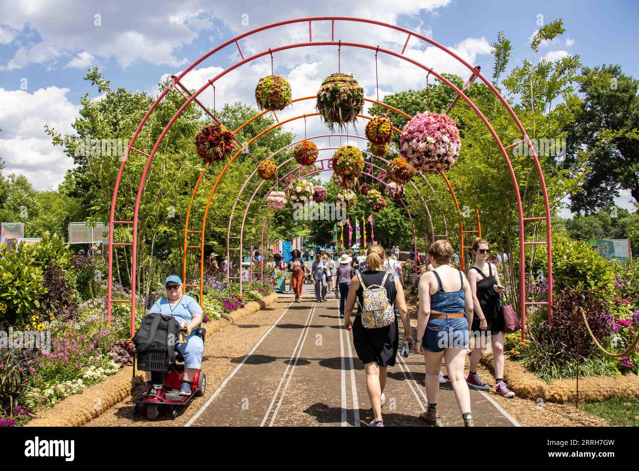 220618 -- NEW YORK, le 18 juin 2022 -- visite du Philadelphia Flower Show à Philadelphie, aux États-Unis, le 17 juin 2022. Un événement de la fête de la Chine a eu lieu vendredi à Philadelphie, la plus grande ville de l'État américain de Pennsylvanie, étonnant le public avec une série d'activités culturelles chinoises. Mettant en vedette des instruments traditionnels chinois, une performance de danse du lion, l'opéra de Pékin, une cérémonie du thé chinois, une performance de kung-fu et des vidéos de promotion des villes de Hangzhou et Yangzhou de l'est de la Chine, l'événement fait partie du premier festival culturel chinois du Philadelphia Flower Show. Photo par Banque D'Images