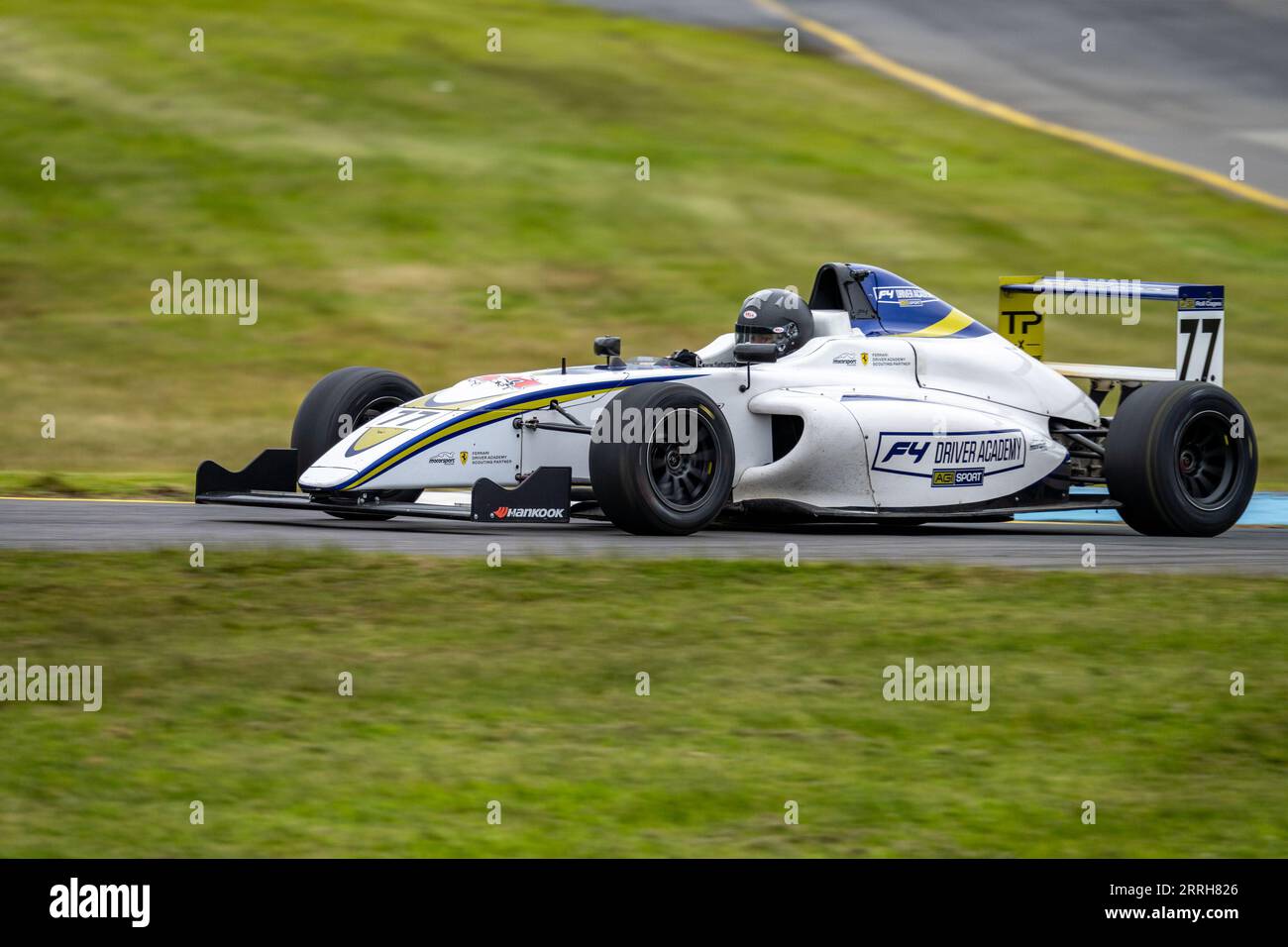 Sandown Park, Australie. 8 septembre 2023. Peter Bouzinelos pilote sa voiture agi Sport Mygale M14 F4 autour du virage 2. Crédit : James Forrester/Alamy Live News Banque D'Images