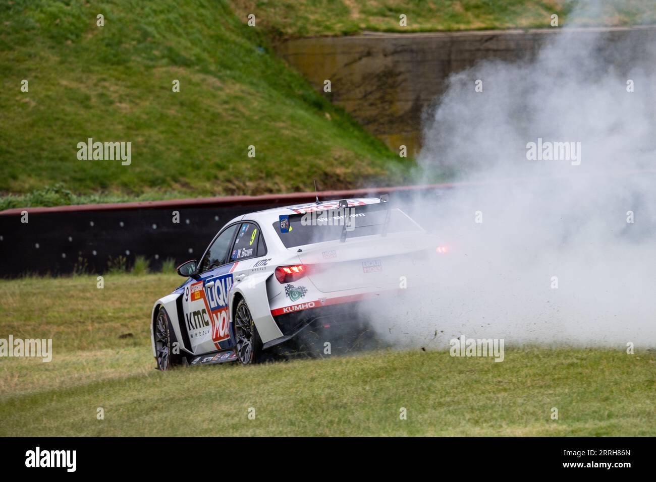 Sandown Park, Australie. 8 septembre 2023. Will Brown bloque ses freins et quitte la piste au virage 2, laissant derrière lui un large nuage de fumée de pneu. Crédit : James Forrester/Alamy Live News Banque D'Images