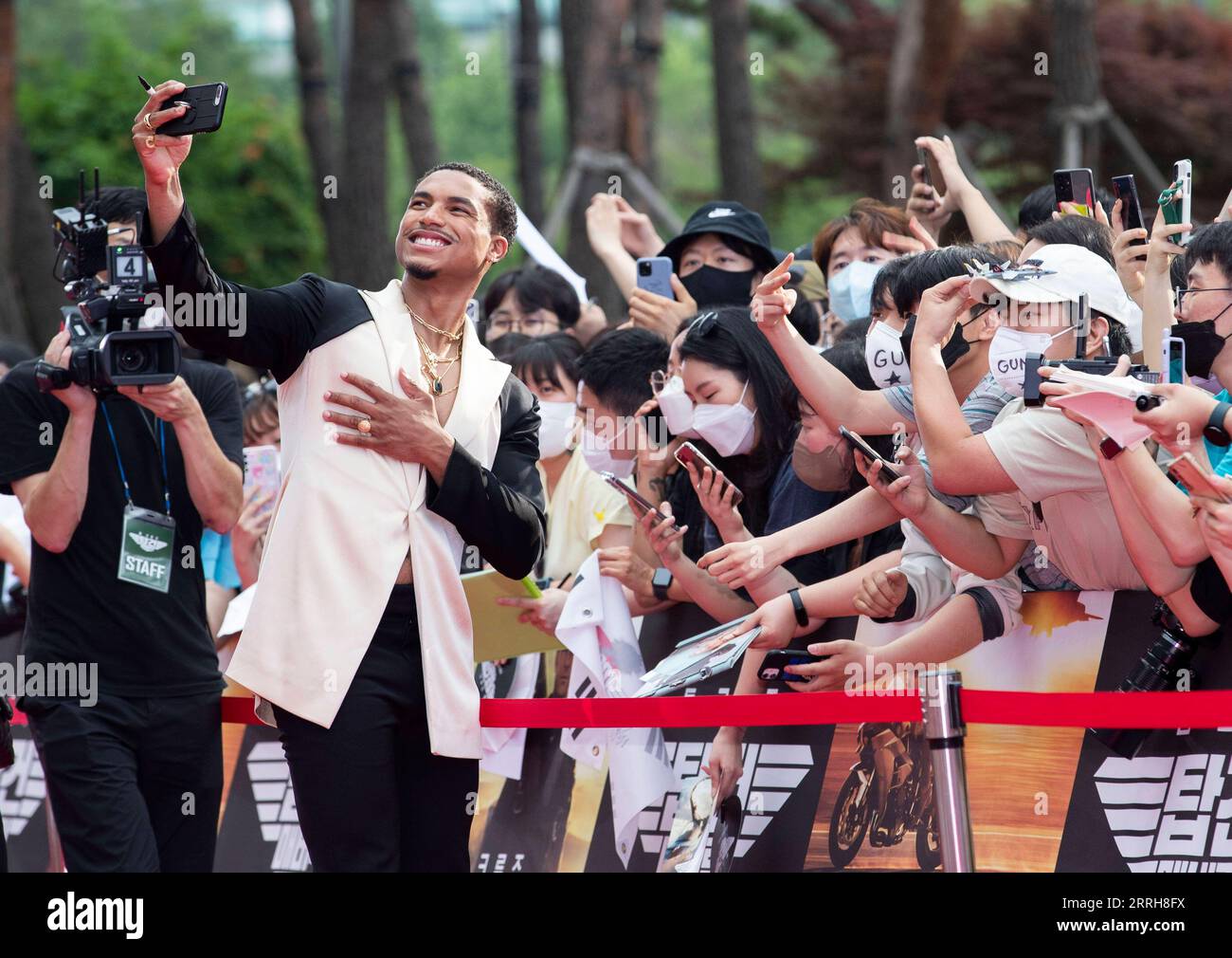 220619 -- SÉOUL, 19 juin 2022 -- l'acteur Greg Tarzan Davis prend des selfies avec des fans de cinéma sur le tapis rouge pour promouvoir son dernier film Top Gun : Maverick à Séoul, Corée du Sud, le 19 juin 2022. Le film sortira dans les salles de Corée du Sud à partir de juin 22. Photo de /Xinhua CORÉE DU SUD-SÉOUL-TOP CANON MAVERICK-SCREENING JamesxLee PUBLICATIONxNOTxINxCHN Banque D'Images