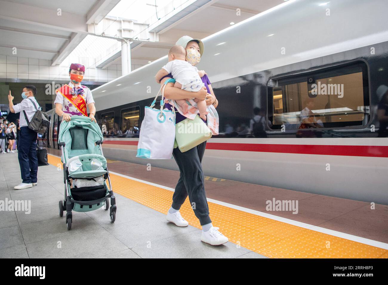 220620 -- CHONGQING, le 20 juin 2022 -- Un passager se prépare à monter à bord du train G52 dans la municipalité de Chongqing, dans le sud-ouest de la Chine, le 20 juin 2022. Avec une longueur totale de 1 068 km, le chemin de fer à grande vitesse Zhengzhou-Chongqing est entré en service lundi. Grâce à la ligne, le temps de trajet de Chongqing à Zhengzhou peut être raccourci d'environ 8 heures à 4 heures 23 minutes à la vitesse maximale, tandis que le temps le plus court de Chongqing à Pékin sera réduit de plus de 20 heures à moins de 7 heures. CHINE-CHONGQING-ZHENGZHOU-CHEMIN DE FER-PLEINE OPÉRATION CN TANGXYI PUBLICATIONXNOTXINXCHN Banque D'Images