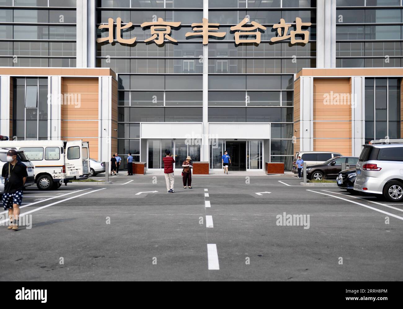 220620 -- BEIJING, le 20 juin 2022 -- la gare de Beijing Fengtai est photographiée à Beijing, capitale de la Chine, le 20 juin 2022. Le plus grand hub ferroviaire de voyageurs en Asie a été mis en service lundi à Pékin alors qu une reconstruction de quatre ans insuffle une nouvelle vie à la plus ancienne gare ferroviaire de la capitale chinoise. Avec une surface brute de près de 400 000 mètres carrés, ou 56 terrains de football standard, la gare de Beijing Fengtai dispose de 32 voies ferrées et de 32 quais et peut accueillir un maximum de 14 000 passagers par heure. CHINE-BEIJING-FENGTAI GARE-EXPLOITATION CN ZHANGXCHENLIN P Banque D'Images