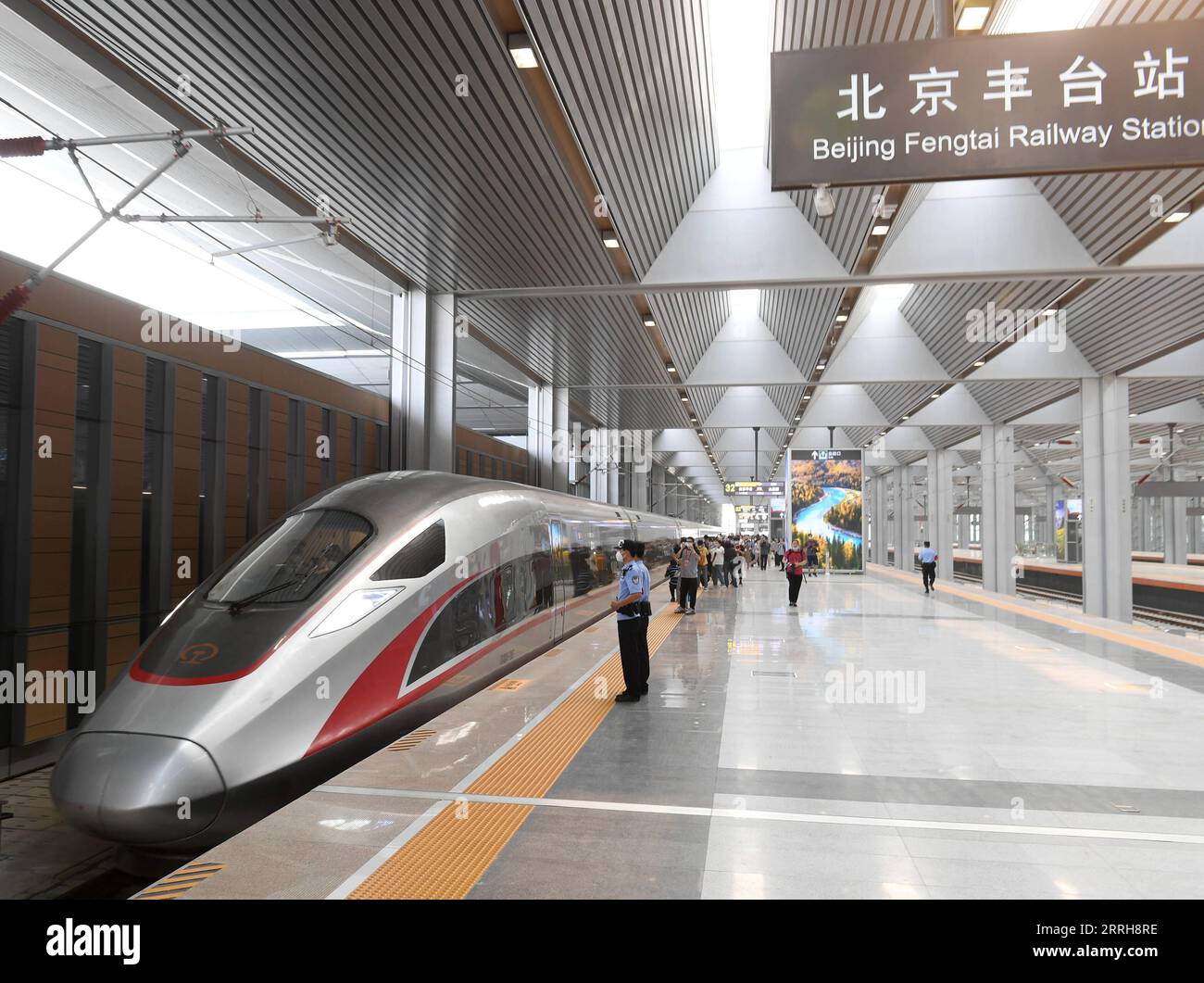 220620 -- PÉKIN, le 20 juin 2022 -- le train G601 part de la gare de Beijing Fengtai à Pékin, capitale de la Chine, le 20 juin 2022. Le plus grand hub ferroviaire de voyageurs en Asie a été mis en service lundi à Pékin alors qu une reconstruction de quatre ans insuffle une nouvelle vie à la plus ancienne gare ferroviaire de la capitale chinoise. Avec une surface brute de près de 400 000 mètres carrés, ou 56 terrains de football standard, la gare de Beijing Fengtai dispose de 32 voies ferrées et de 32 quais et peut accueillir un maximum de 14 000 passagers par heure. CHINE-BEIJING-FENGTAI GARE-EXPLOITATION CN ZHA Banque D'Images