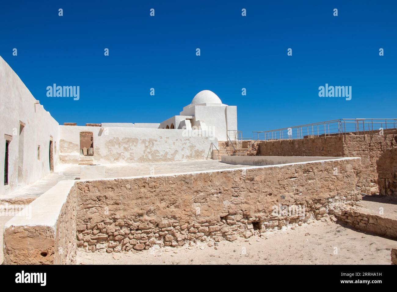 Forteresse médiévale Bordj El Kebir sur la côte méditerranéenne de la Tunisie près de Houmt El Souk ville. L'île de Djerba. Banque D'Images