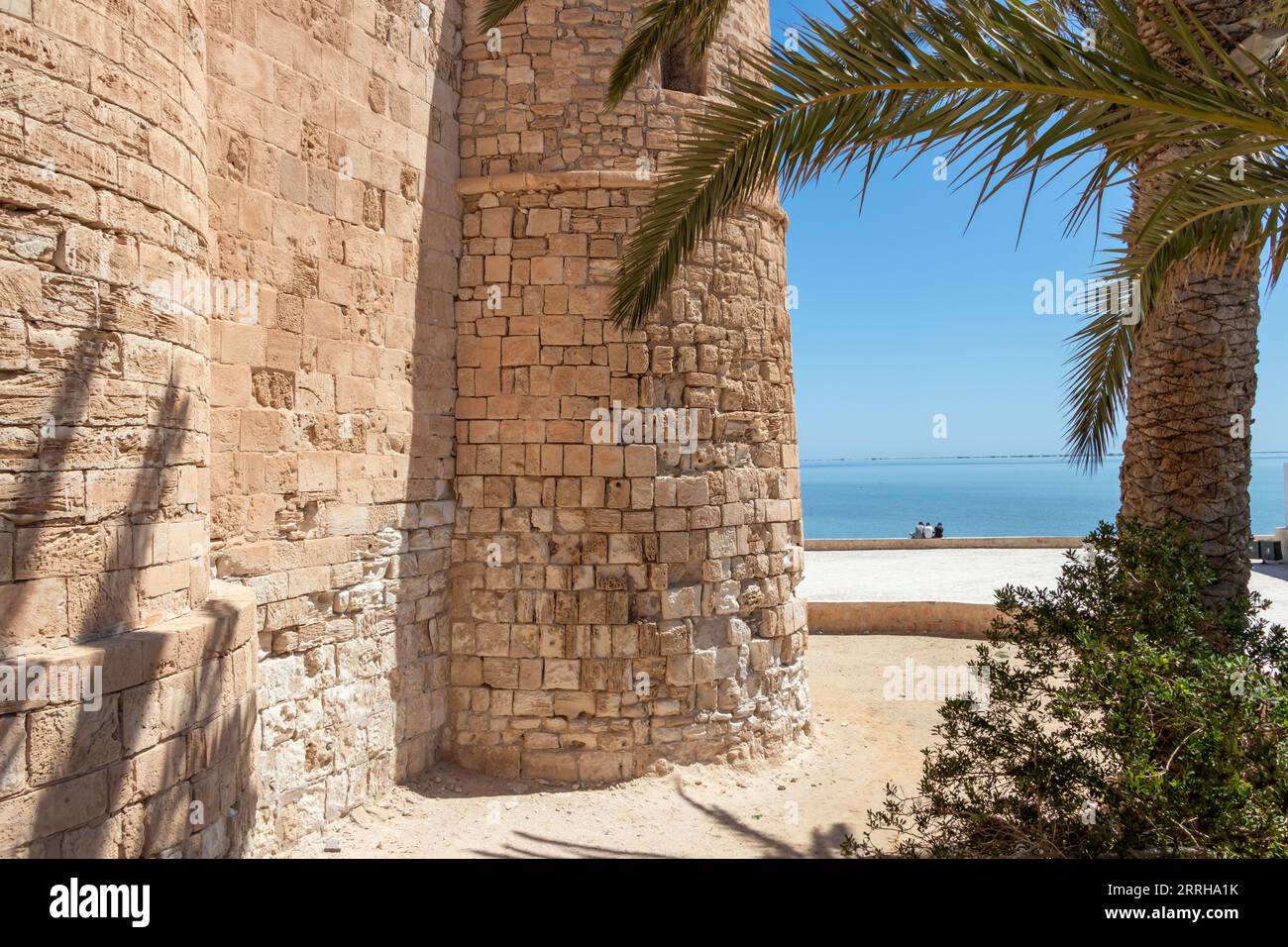 Forteresse médiévale Bordj El Kebir sur la côte méditerranéenne de la Tunisie près de Houmt El Souk ville. L'île de Djerba. Banque D'Images