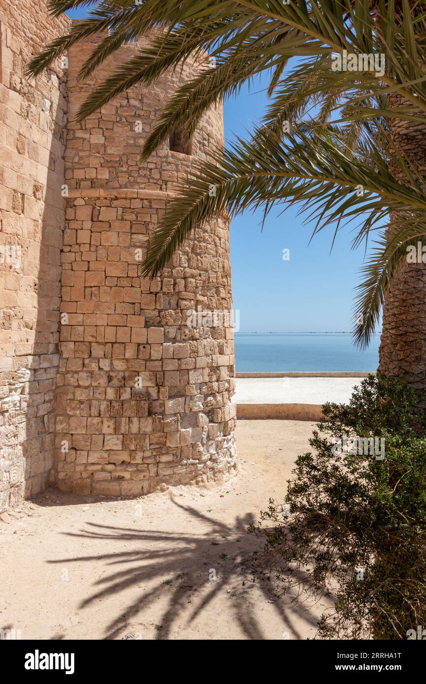 Forteresse médiévale Bordj El Kebir sur la côte méditerranéenne de la Tunisie près de Houmt El Souk ville. L'île de Djerba. Banque D'Images