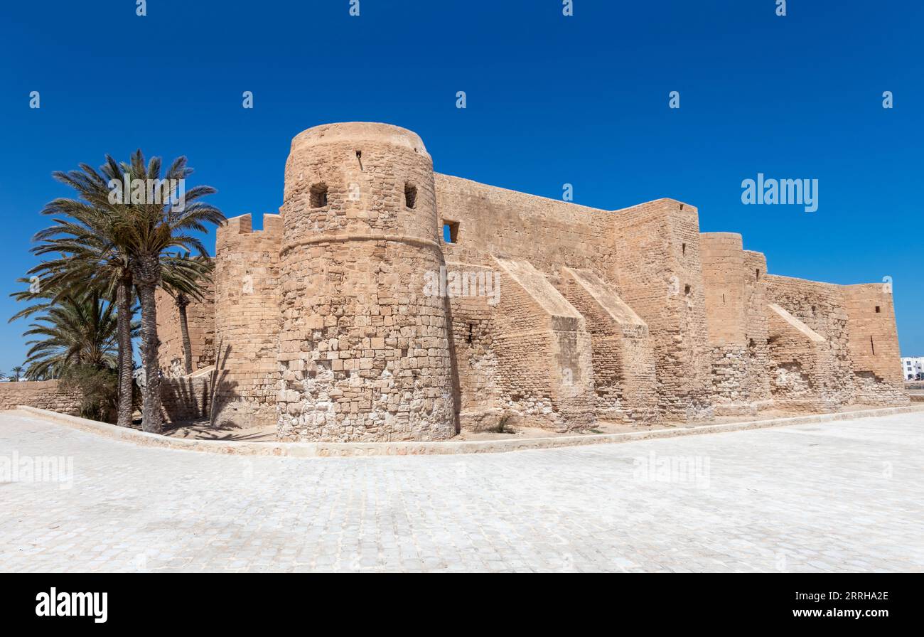 Forteresse médiévale Bordj El Kebir sur la côte méditerranéenne de la Tunisie près de Houmt El Souk ville. L'île de Djerba. Banque D'Images