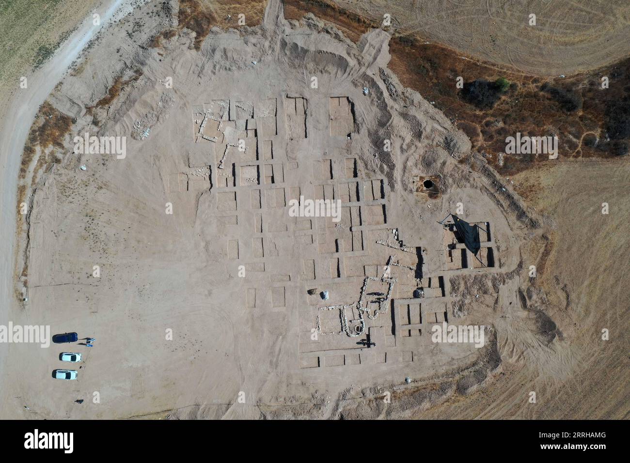 220623 -- RAHAT ISRAËL, 23 juin 2022 -- une photo aérienne prise le 23 juin 2022 montre une vue des reliques d'une mosquée récemment découverte dans la ville bédouine de Rahat, dans le désert du Néguev, en Israël. Les archéologues israéliens ont découvert une mosquée rurale rare datant de plus de 1 200 ans et un domaine luxueux, a déclaré mercredi l’Autorité israélienne des antiquités IAA. Photo de /Xinhua ISRAEL-RAHAT-ANCIENT MOSQUE-DISCOVERY GilxCohenxMagen PUBLICATIONxNOTxINxCHN Banque D'Images