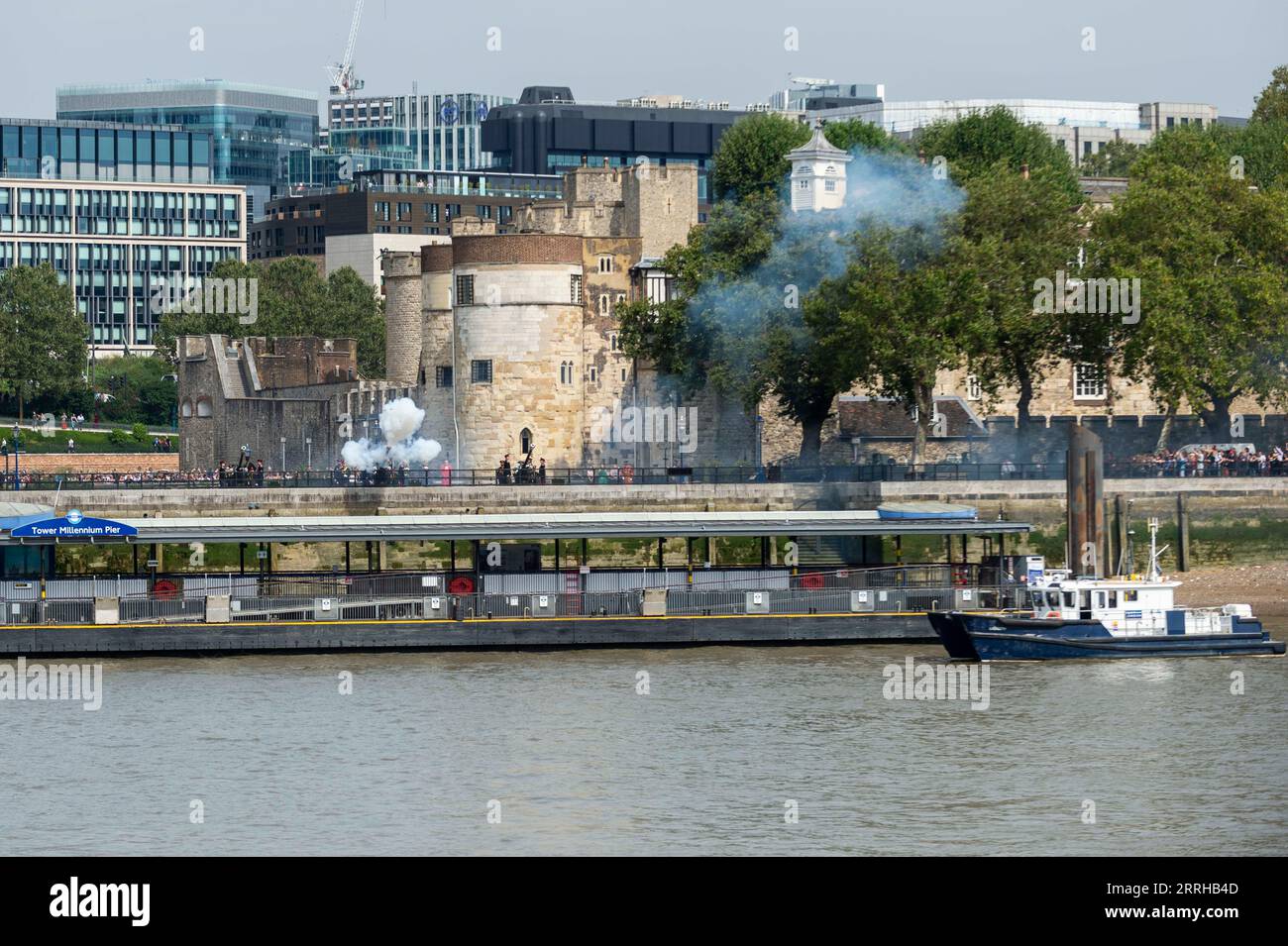 Londres, Royaume-Uni. 8 septembre 2023. Des membres de l’honorable Artillery Company effectuent un salut de 62 canons à l’extérieur de la Tour de Londres pour souligner l’anniversaire de l’accession au trône du roi Charles le 8 septembre 2022. Le salut au pistolet marque également le premier anniversaire de la mort de la reine Elizabeth II. Crédit : Stephen Chung / Alamy Live News Banque D'Images