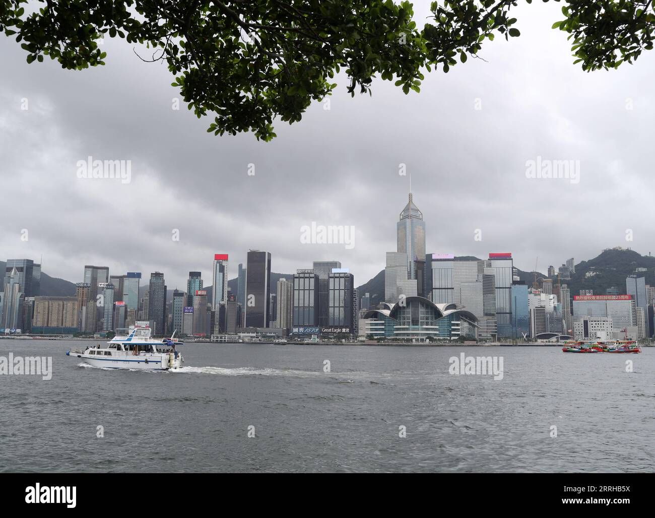 220624 -- HONG KONG, le 24 juin 2022 -- la photo prise le 21 juin 2022 montre la vue à Hong Kong, dans le sud de la Chine. Cette année marque le 25e anniversaire du retour de Hong Kong à la mère patrie. HKSAR 25CHINA-HONG KONG-RETOUR À LA MÈRE PATRIE-25E ANNIVERSAIRE-VUE DE LA VILLE CN LIXGANG PUBLICATIONXNOTXINXCHN Banque D'Images