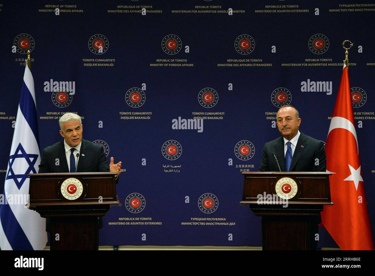 220624 -- ANKARA, le 24 juin 2022 -- le ministre turc des Affaires étrangères Mevlut Cavusoglu R et le ministre israélien des Affaires étrangères Yair Lapid assistent à une conférence de presse conjointe à Ankara, Turquie, le 23 juin 2022. La Turquie et Israël ont commencé à travailler pour nommer des ambassadeurs dans le cadre des efforts visant à normaliser les relations, a déclaré jeudi le ministre turc des Affaires étrangères Mevlut Cavusoglu. Photo de /Xinhua TURQUIE-ANKARA-ISRAËL-CONFÉRENCE DE PRESSE CONJOINTE MustafaxKaya PUBLICATIONxNOTxINxCHN Banque D'Images