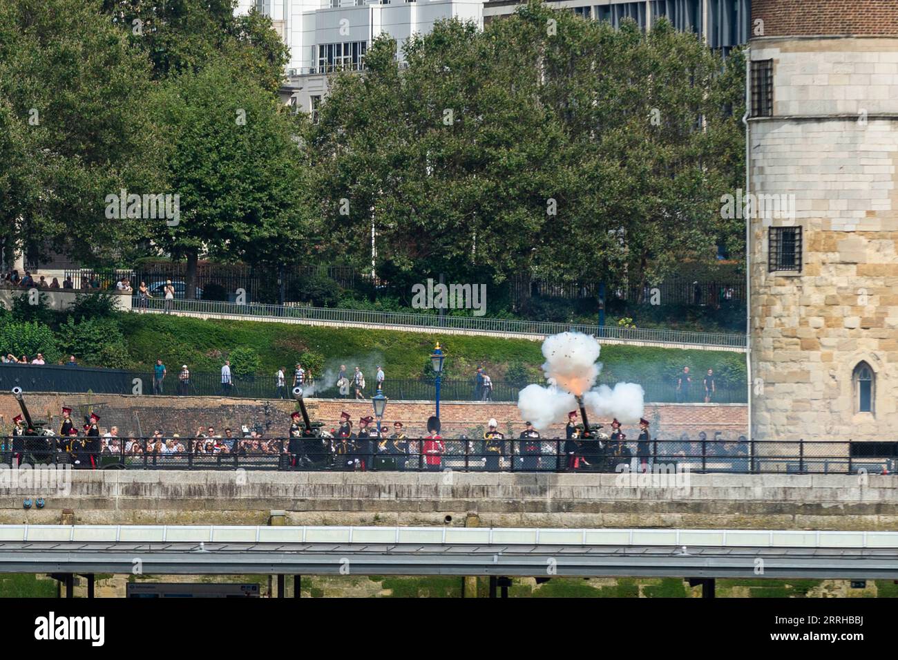 Londres, Royaume-Uni. 8 septembre 2023. Des membres de l’honorable Artillery Company effectuent un salut de 62 canons à l’extérieur de la Tour de Londres pour souligner l’anniversaire de l’accession au trône du roi Charles le 8 septembre 2022. Le salut au pistolet marque également le premier anniversaire de la mort de la reine Elizabeth II. Crédit : Stephen Chung / Alamy Live News Banque D'Images