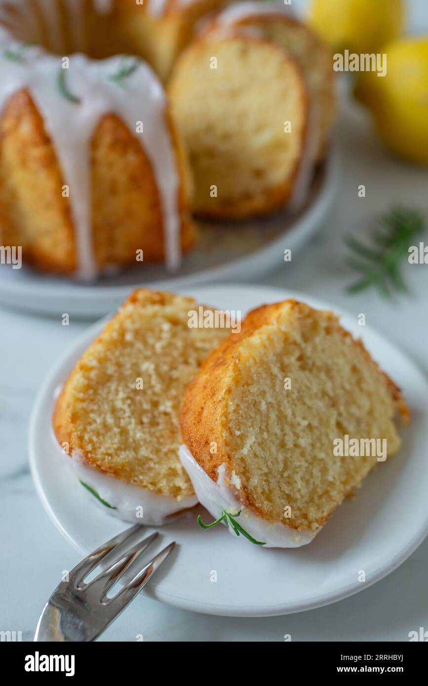 Gâteau au citron, arrosé de sucre en poudre Banque D'Images