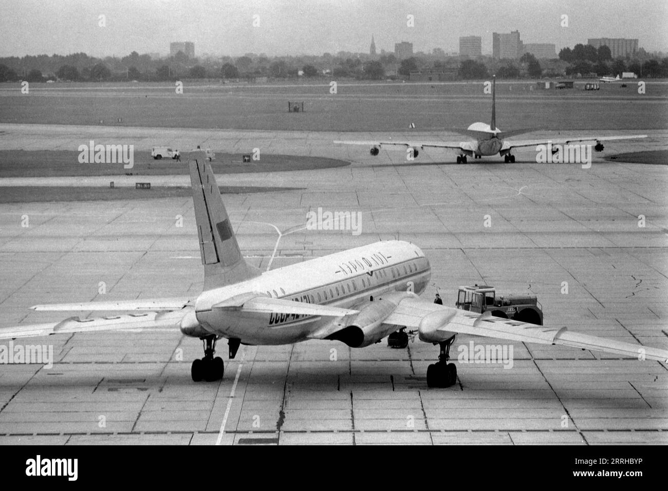 Tupolev tu-104 B, double turboréacteur 'Camell', Aeroflot CCCP-42471, Heathrow Airport, Londres, Angleterre 1971. Cet avion est entré en service en 1960. Il s'est écrasé près de Moscou sur un vol intérieur russe le 28 novembre 1976, tuant les 73 personnes à bord. Banque D'Images