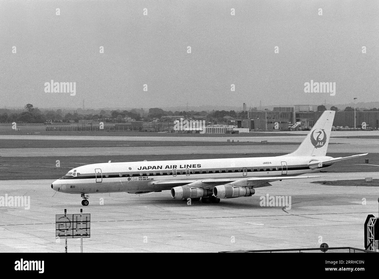 Japan Airlines Douglas DC-8, vue latérale de JA 8014, roulage à l'aéroport de Heathrow, Londres, Angleterre 1971 Banque D'Images