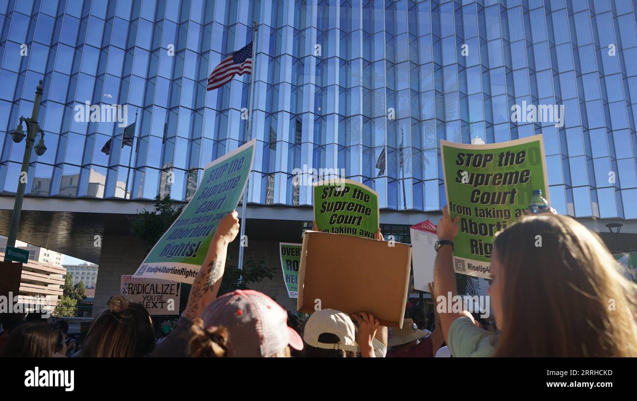 220625 -- LOS ANGELES, 25 juin 2022 -- des manifestants se rassemblent devant le tribunal fédéral pour protester contre l annulation par la Cour suprême de la décision Roe vs Wade sur les droits à l avortement dans le centre-ville de Los Angeles, Californie, États-Unis, le 24 juin 2022. Vendredi, la Cour suprême des États-Unis a renversé Roe v. Wade, une décision historique qui a établi un droit constitutionnel à l'avortement dans le pays il y a près d'un demi-siècle. Photo de /Xinhua U.S.-CALIFORNIA-SUPREME COURT-ABORTION RIGHTS-PROTEST ZengxHui PUBLICATIONxNOTxINxCHN Banque D'Images