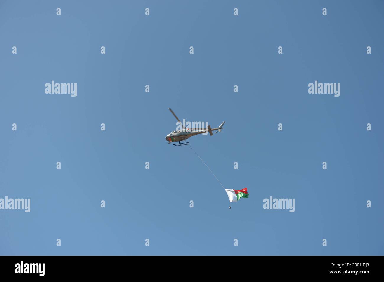 220626 -- ANTANANARIVO, le 26 juin 2022 -- Un hélicoptère arborant un drapeau malgache survole Antananarivo, capitale de Madagascar, lors d une célébration marquant le 62e anniversaire de l indépendance de Madagascar, le 26 juin 2022. Madagascar a célébré dimanche le 62e anniversaire de son indépendance. MADAGASCAR-ANTANANARIVO-INDEPENDANCE-62E ANNIVERSAIRE SitrakaxRajaonarison PUBLICATIONxNOTxINxCHN Banque D'Images