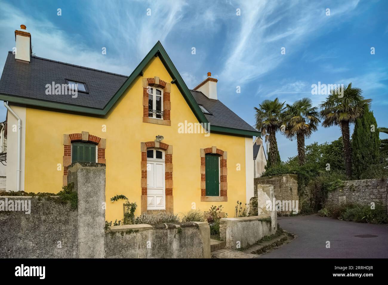 Bretagne, île aux Moines dans le golfe du Morbihan, maison typique au printemps Banque D'Images