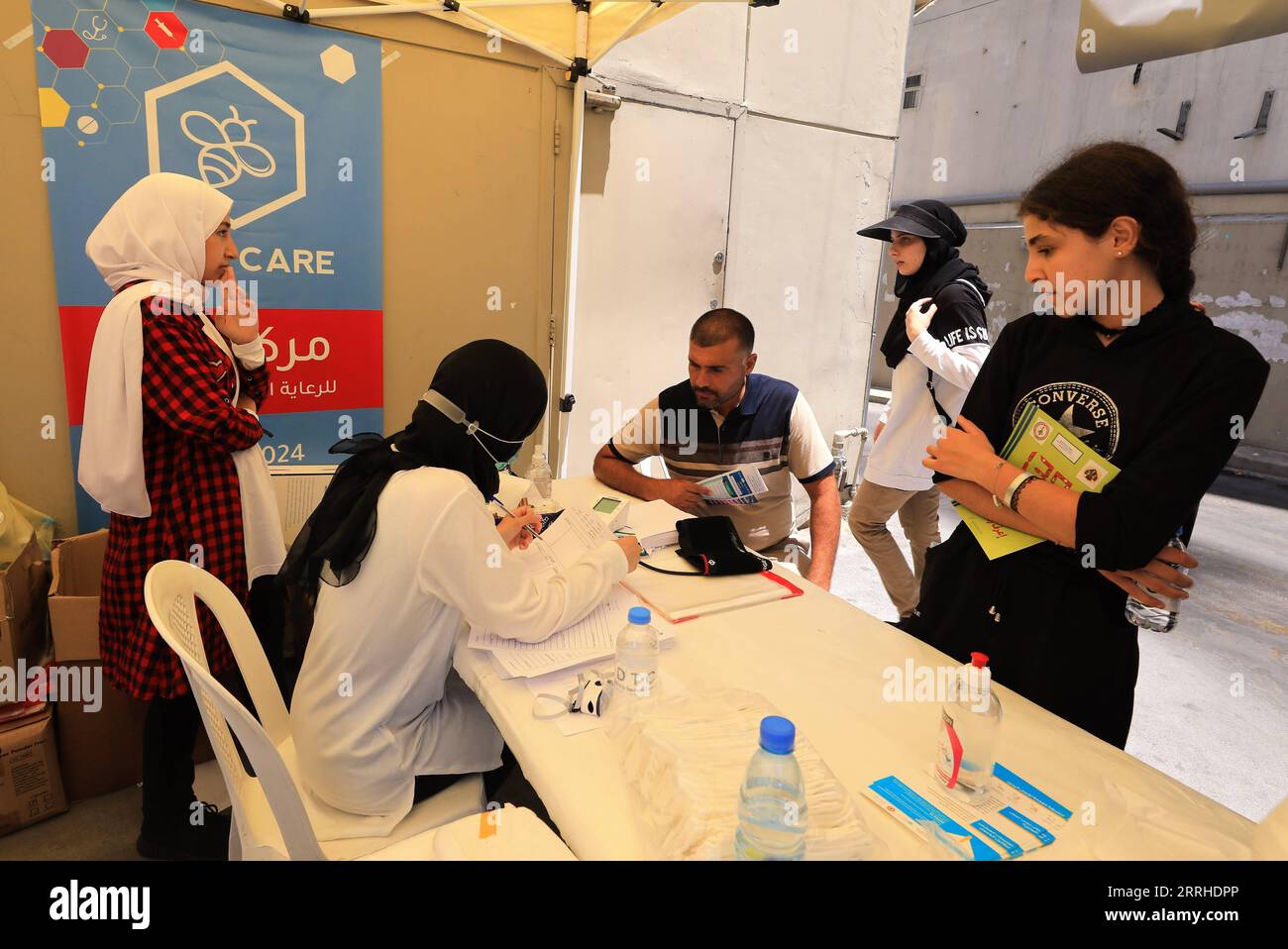 220627 -- BEYROUTH, le 27 juin 2022 -- les gens obtiennent des consultations médicales au Life Beat Festival, rue Hamra à Beyrouth, Liban, le 26 juin 2022. Le Life Beat Festival, qui vise à promouvoir la santé publique et le bien-être, s’est tenu dimanche dans l’une des rues commerçantes les plus populaires de Beyrouth. Les gens ont apprécié les consultations de santé, magasiner, manger, boire, arts et artisanat, spectacles en direct pendant le festival. LIBAN-BEYROUTH-SANTÉ-FESTIVAL LiuxZongya PUBLICATIONxNOTxINxCHN Banque D'Images