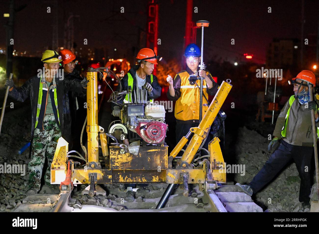 220629 -- URUMQI, le 29 juin 2022 -- des membres du personnel travaillent sur le chantier de construction de la gare de Diwopu, dans la région autonome ouïgour du Xinjiang, au nord-ouest de la Chine, le 29 juin 2022. La gare de Diwopu a été mise en service le 29 juin, marquant une étape importante dans l'expansion d'une voie ferrée reliant la gare nord d'Urumqi et la zone minière de Jiangjunmiao. Le chemin de fer est une artère de transport du charbon. La capacité de transport de marchandises à sens unique sera doublée, passant de 50 millions de tonnes à 100 millions de tonnes une fois l expansion achevée. CHINE-XINJIANG-RAILWAY-CONSTRUCTION CN DingxLei PUBLICATIONxNOT Banque D'Images